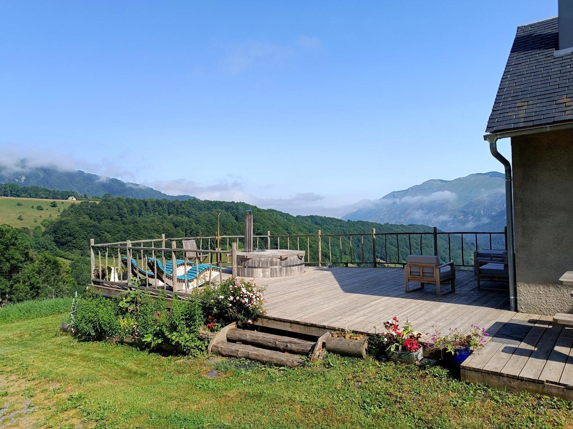 Le Panoramique Villa Campan Bagian luar foto